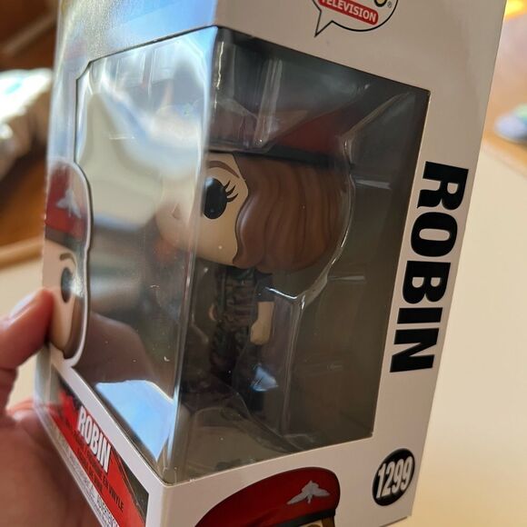 Funko Pop Stranger Things ROBIN the HUNTER S4 Vinyl Figure - Picture 4 of 7